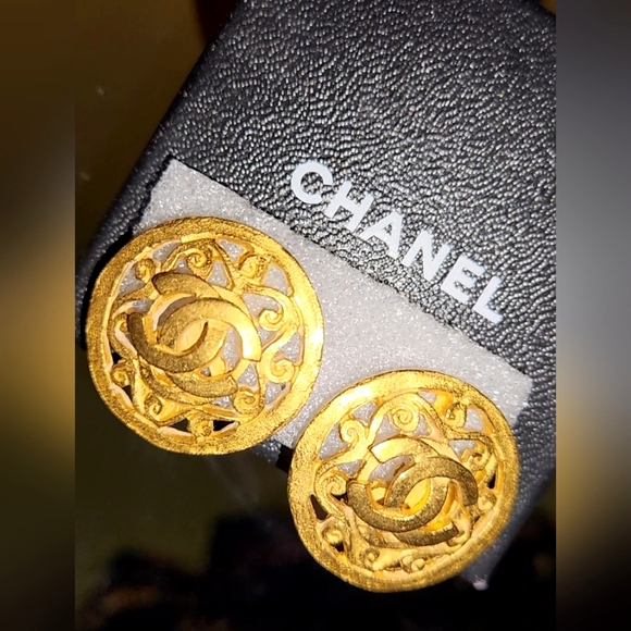 ❌️SOLD❌️🔥24K Chanel Flower Interlocking Coco Gold Plated Vintage 1995 Openwork - Picture 3 of 12